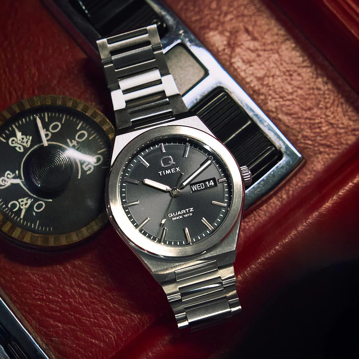 Q Timex Continental Classic TW2Y25000 - Image 2